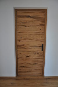 Tür aus Altholz stumpfeinschlagend